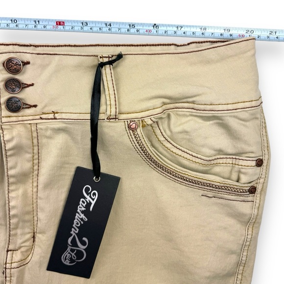 Fashion 20 Love Women’s Jeans Sz 20 Stretch Wide Leg Relaxed Fit Beige Denim NWT - Picture 2 of 15